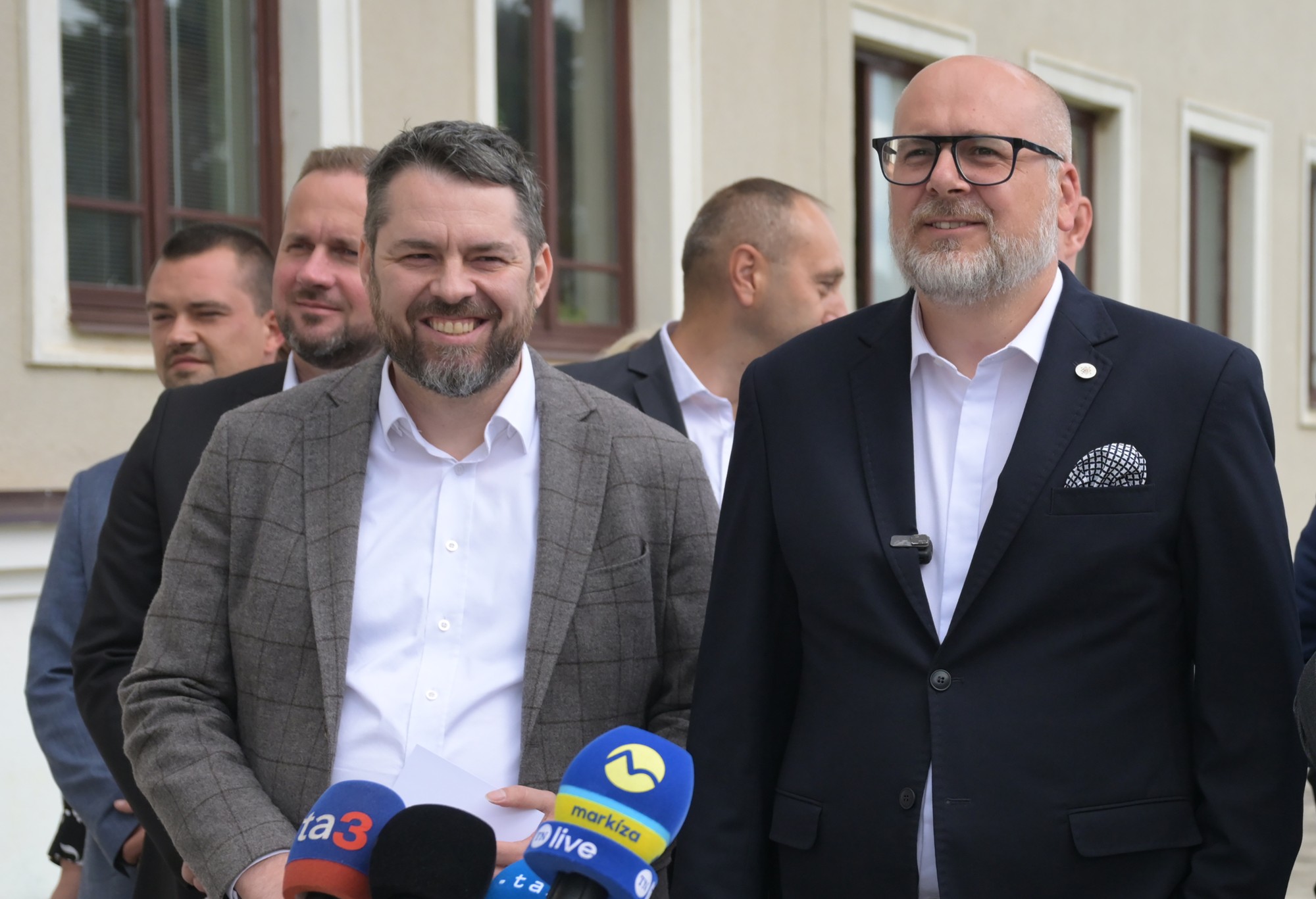 V popredí riaditeľ ÚPSVaR Peter Ormandy, štátny tajomník MV SR Michal Kaliňák a prednosta Okresného úradu Gelnica Anton Bašniar. 