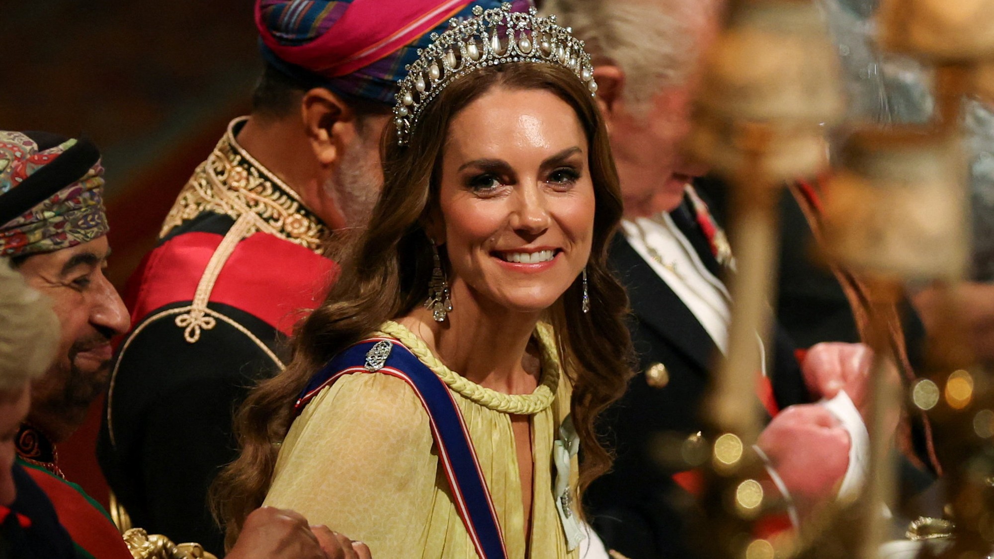 Princ William a princezná Kate z Walesu prichádzajú na štátnu hostinu na hrade Windsor počas štátnej návštevy ománskeho sultána Haithama bin Tariqa v Británii, 20. októbra 2026 