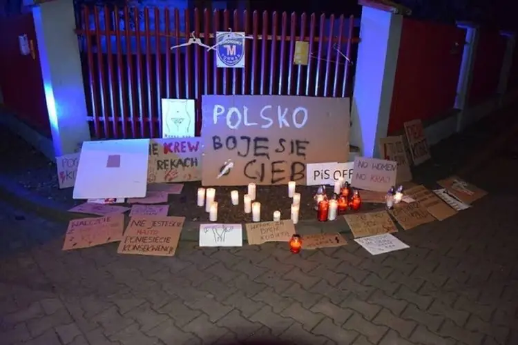 Znicze postawione niedaleko posesji posła PiS 