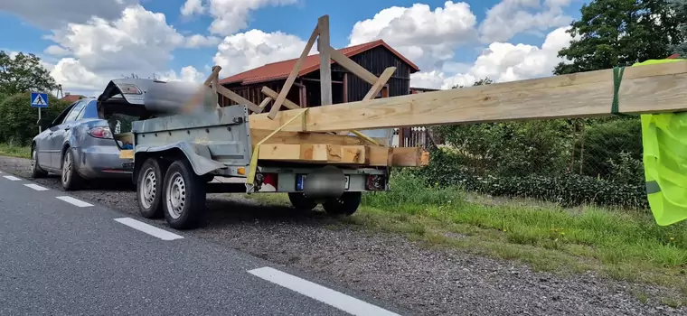 Długie drewniane bele nie zmieściły się do Mazdy. Nie skończyło się na mandacie