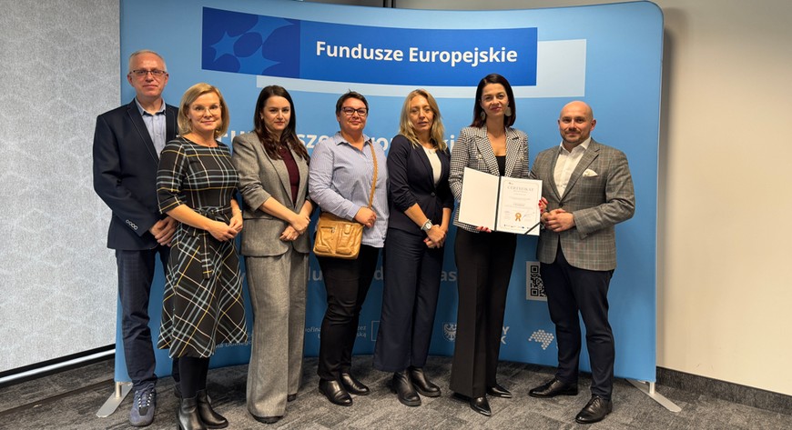 Realizatorzy projektu podczas odbioru certyfikatów beneficjenta w Wojewódzkim Urzędzie Pracy.