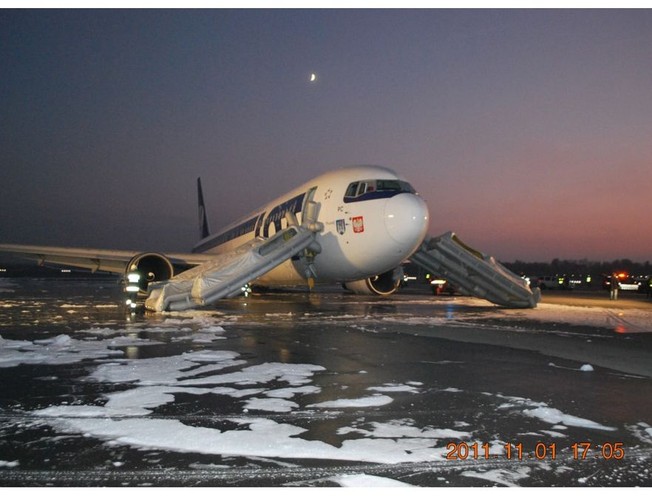 Samolot tuż po lądowaniu awaryjnym