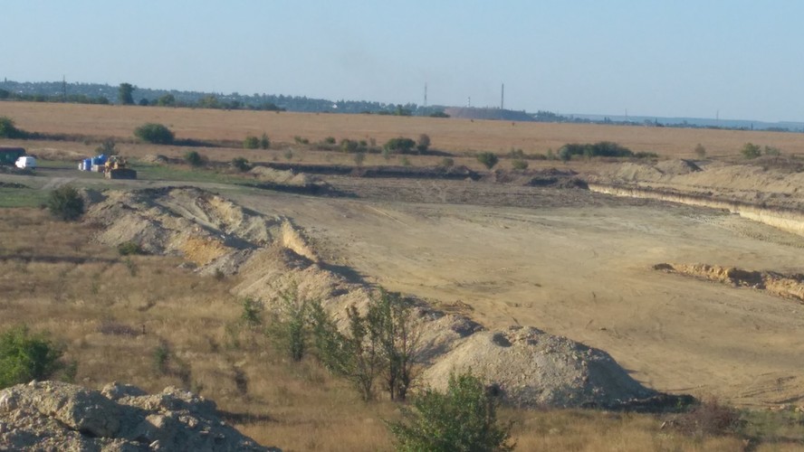 <br></br>
Przez kilka miesięcy w kopance pracowały dźwigi, buldożery i ciężarówki. Władze zatrzymały sprzęt na czas śledztwa. My zastaliśmy jeden spychacz i dwie opuszczone budki. To miejsce, gdzie przygotowywana była kolejna część nielegalnej kopalni.
<br></br>