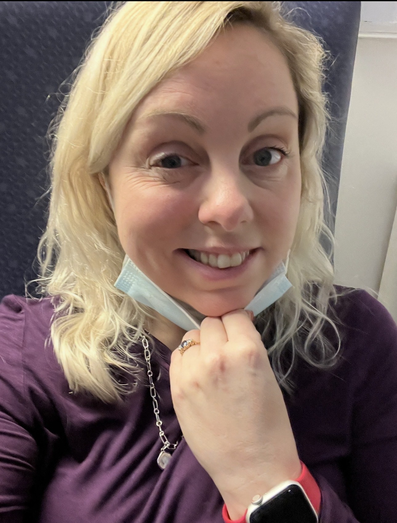 Charlie Beswick sa krátko pred svadbou zobudila s ochabnutou tvárou.