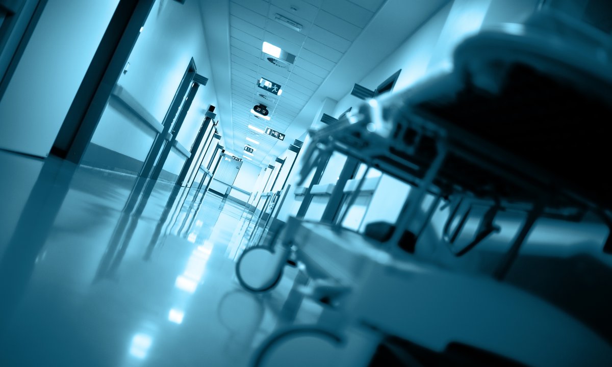 Pacjent uznany za zmarłego obudził się w kostnicy. Szokujący przypadek z Indii. "Przespałem tam całą noc na podłodze"