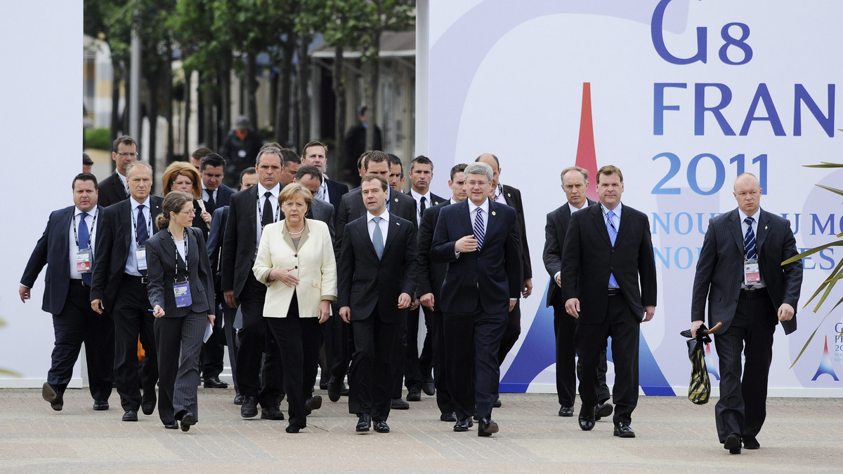 Przywódcy państw G8 obiecali dzisiaj poparcie dla ruchów demokratycznych w krajach arabskich w wysokości nawet 20 mld dolarów - wynika z oświadczenia, które ma zostać wydane po szczycie we francuskim Deauville.