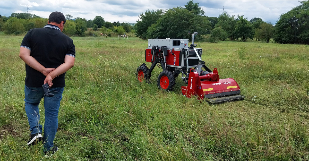 Prvi srpski robot za košenje trave: U NTP Niš napravljena univerzalna  robotska platforma za poljoprivredu