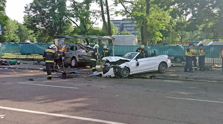 A Dózsa György úti karambolban
a két összetört autó lebontotta a megállót/Fotó:Blikk
