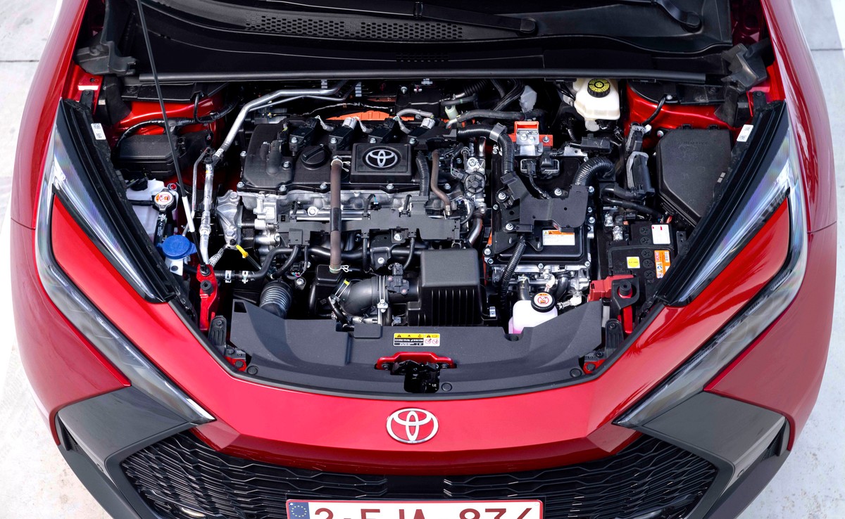 Toyota C-HR z roku modelowego 2026 zyskuje nowe kolory lakierów, lepsze wyposażenie. Producent poszerza gamę silników