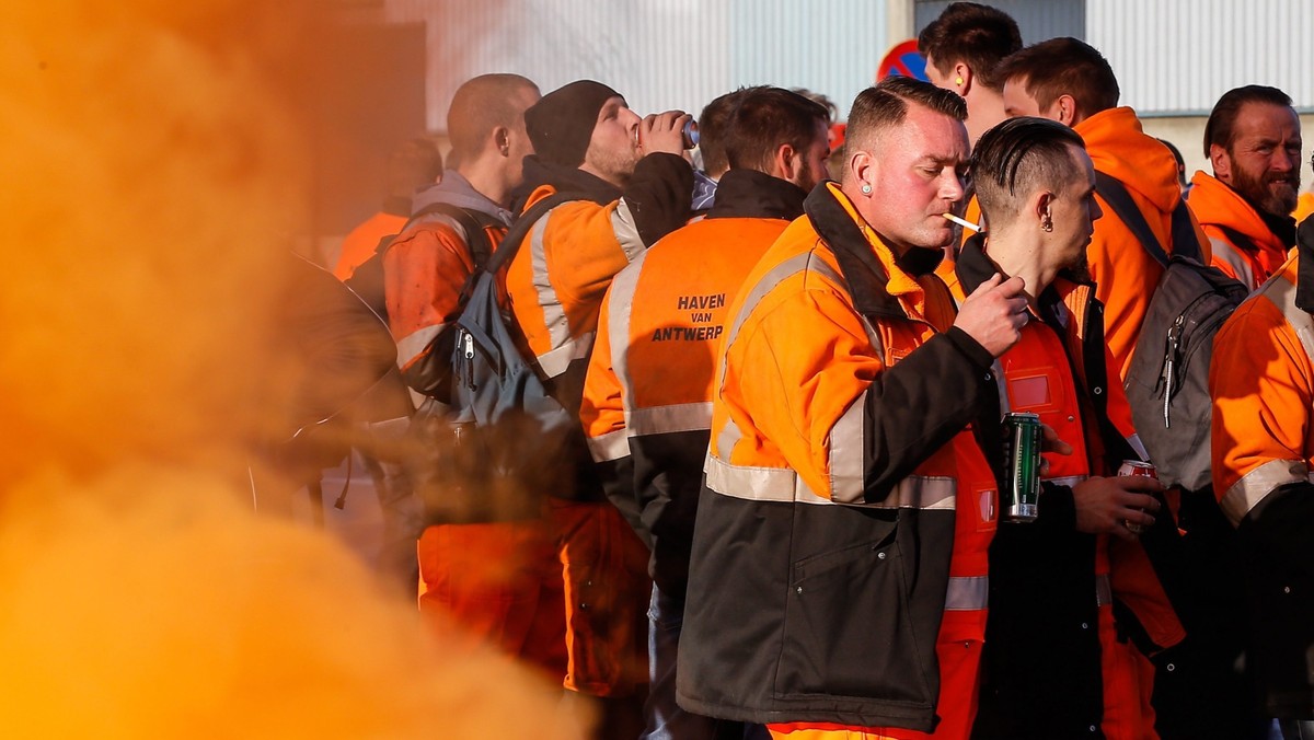 Strajki w proteście przeciwko reformom planowanym przez nowy belgijski rząd spowodowały w poniedziałek utrudnienia w transporcie kolejowym w Belgii. Sparaliżowany został także port w Antwerpii, drugi co do wielkości w Europie.