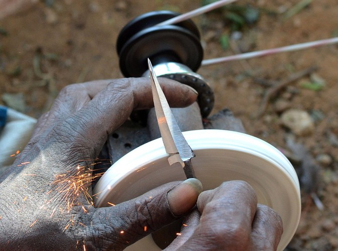 Specjalne kogucie ostrogi są ostre jak brzytwa. Zadają rany cięte i zapewniają gawiedzi widok krwi. Zdjęcie wykonane w wiosce Poolamvalasu w Indiach