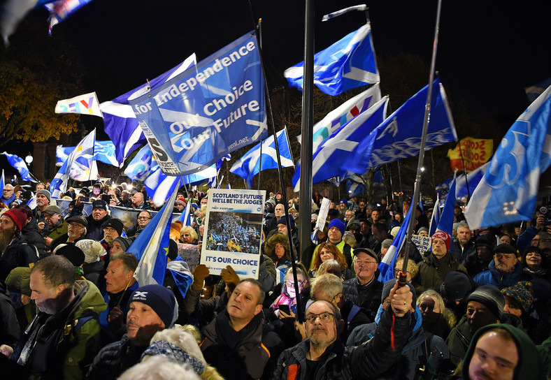 Zwolennicy niepodległości Szkocji podczas wiecu przed parlamentem w Edynburgu 23 listopada 2022 r.