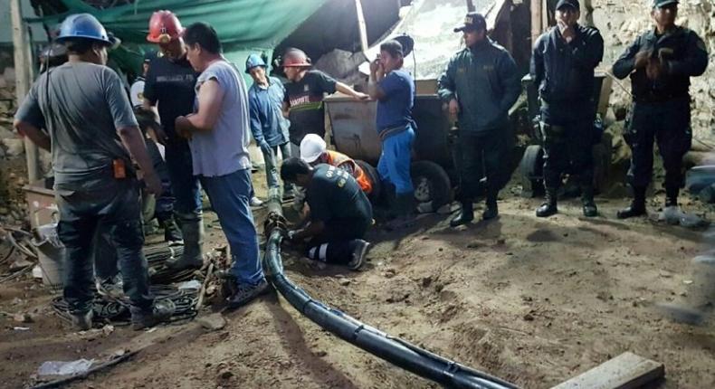 Undated photo released by the Arequipa regional government shows civil defense workers and police working to rescue seven miners trapped since January 16, 2017 in a makeshift mine in the Acari district of southern Peru