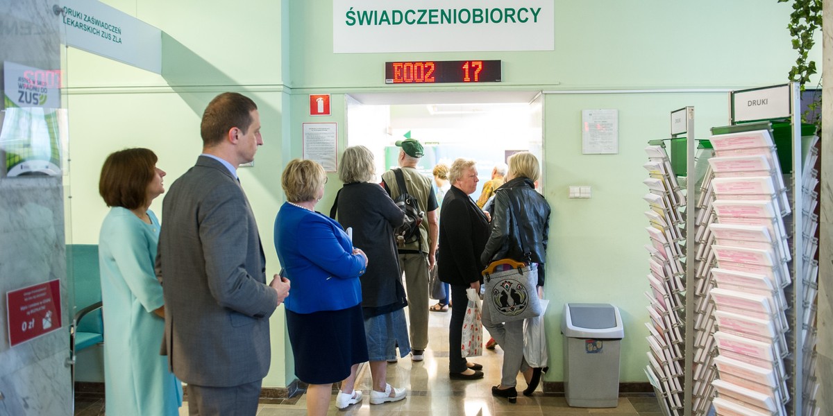 ZUS podał, że w wydatkach na świadczenia wypłaty związane z niezdolnością do pracy stanowiły w 2018 r. 12,8 proc. Widać tendencję spadkową. W 2014 r. wynosiły 14,2 proc., w 2015 r. 14,3 proc., w 2016 r. 14 proc., a w 2017 r. – 13,9 proc.