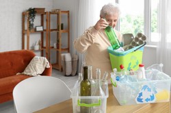 Niższe opłaty za śmieci dla seniorów w 2026. Kto może być zwolniony z opłat za śmieci?