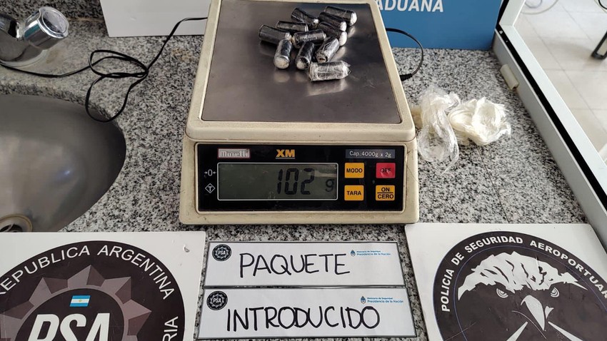 Uhapšena devojka pokušala da prokrijumčari 742 grama kokaina