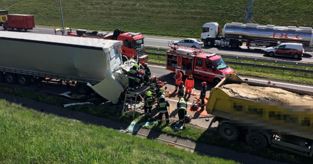Poznań. Groźny wypadek na A2! Kierowca TIRa uwięziony