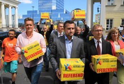 Zebrano podpisy pod wnioskiem ws. referendum o odwołanie Gronkiewicz-Waltz