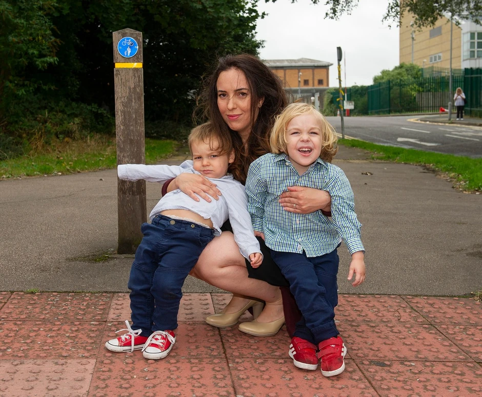 Stela Moris sa sinovima