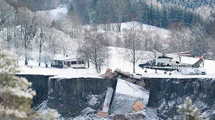 Mentőhelikopter az Oslótól mintegy 40 kilométerre, északra fekvő Ask településen történt földcsuszamlás helyszínén 2020. december 31-én hajnalban. A hatóságok szerint több ember eltűnt az előző nap történt természeti katasztrófában /Fotó: MTI/EPA/NTB/Fredrik Hagen/