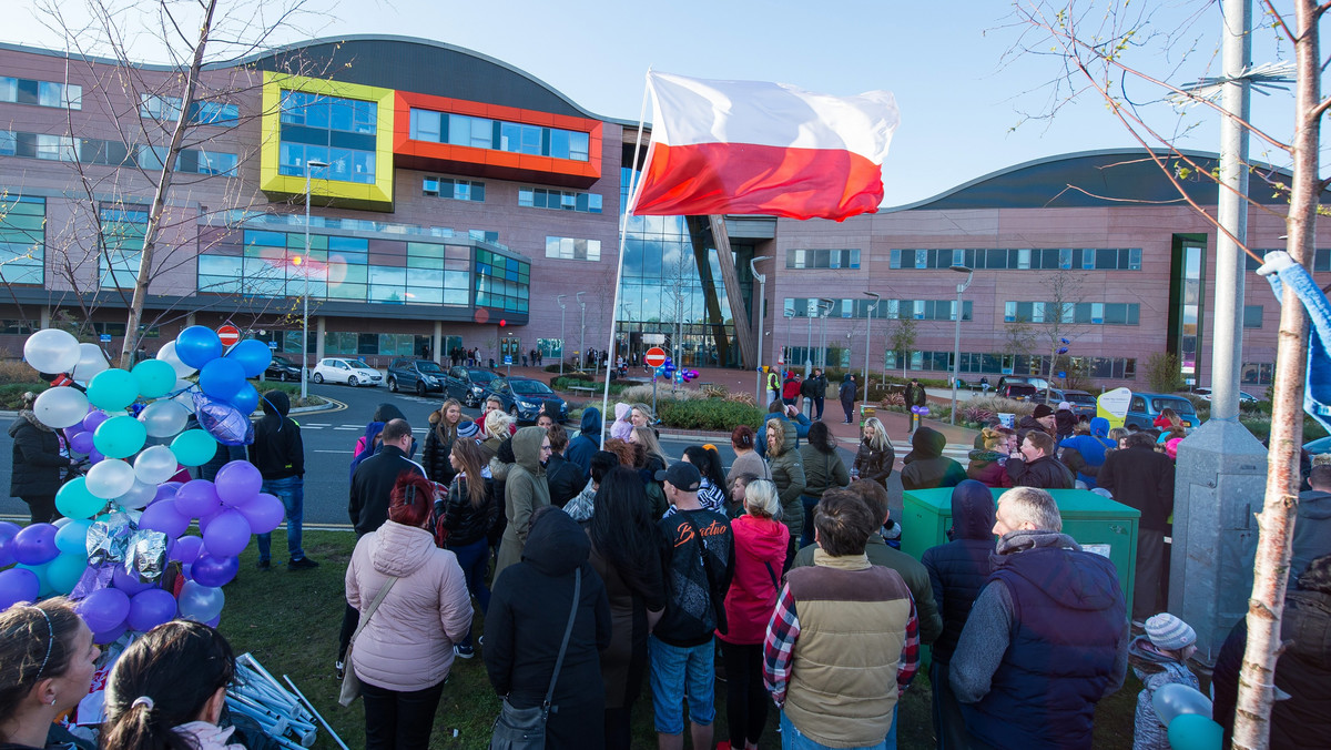 Thomas Evans, ojciec ciężko chorego Alfiego, zaapelował w wywiadzie dla włoskiej telewizji katolickiej do papieża Franciszka, by przyjechał do Liverpoolu. Wskazał, że chce przekonać papieża, iż niespełna dwuletni Alfie jest "zakładnikiem szpitala".