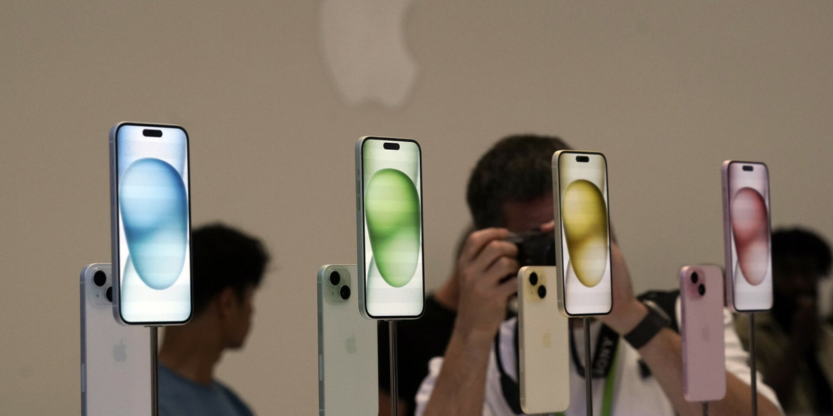 Telefony iPhone 15 nie wprowadzają znaczących innowacji. Ceny są z kolei b. wysokie