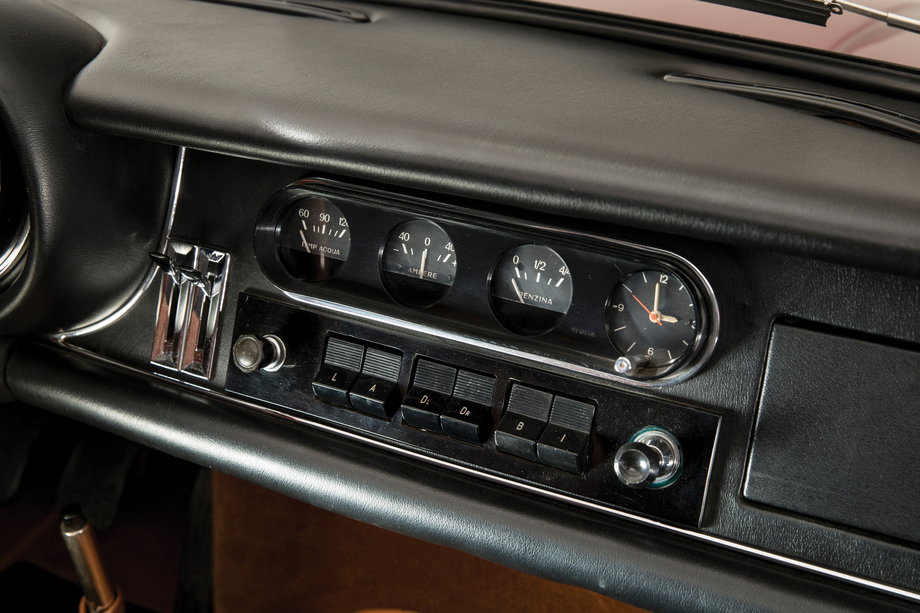 Even the switches on the dashboard are lovely. Some of them might even work.