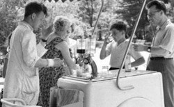 QUIZ. Pamiętasz, co się piło w PRL? Na pytaniu nr 8 nikt się nie wyłoży