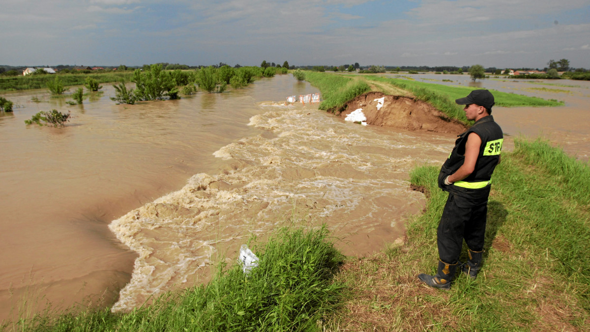 Sześć firm produkcyjnych działających w okolicach Sędziszowa Małopolskiego i Ropczyc grozi, że opuści te tereny - informuje Radio Rzeszów. Powodem jest zbyt duże ryzyko zalania zakładów, gdy na tych terenach powtórzy się powódź z 2008 lub 2010 roku.