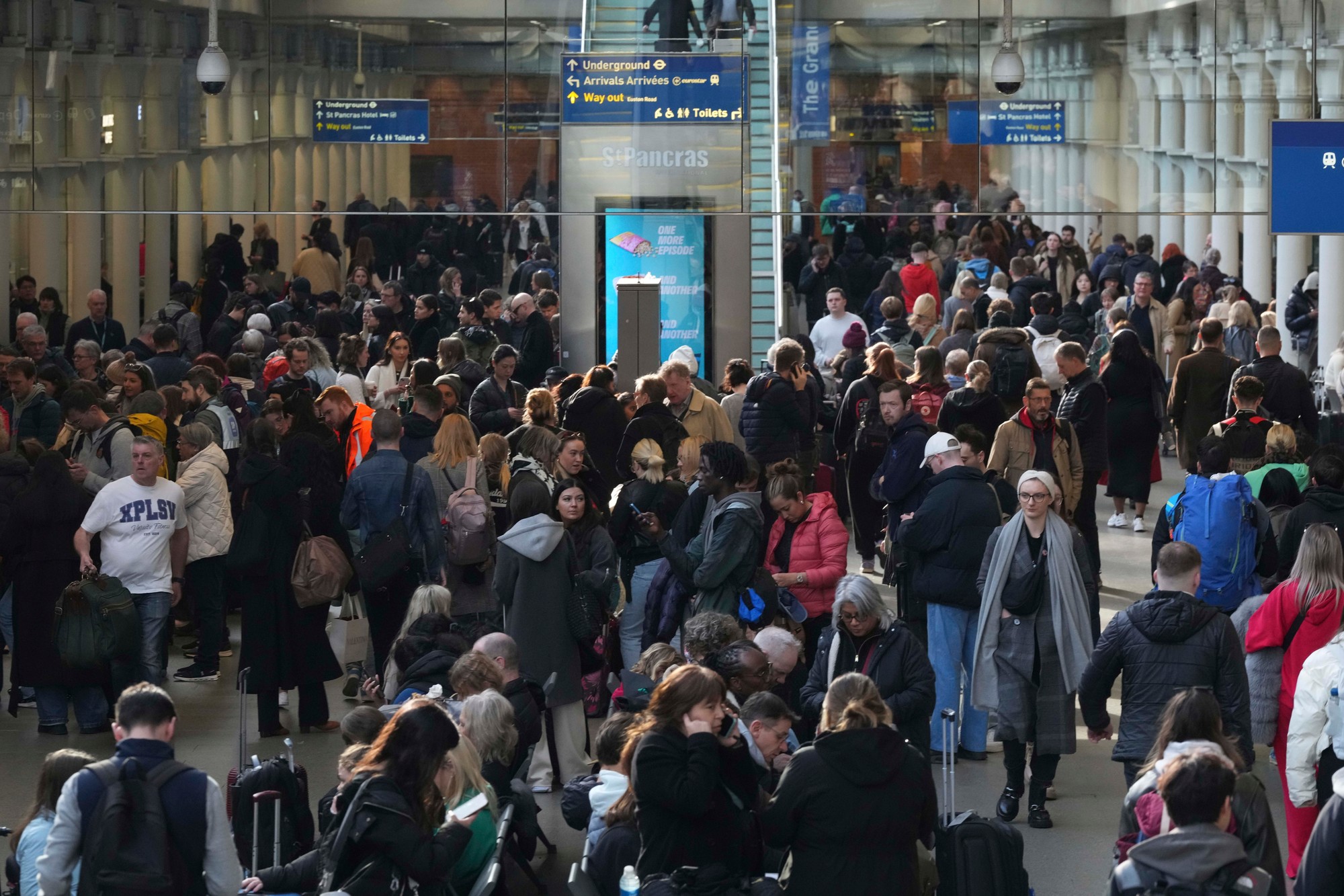 Cestujúci čakajú v rade pri odchodoch vlakov Eurostar  na železničnej stanici St. Pancras v Londýne po náleze nevybuchnutej bomby z druhej svetovej vojny.