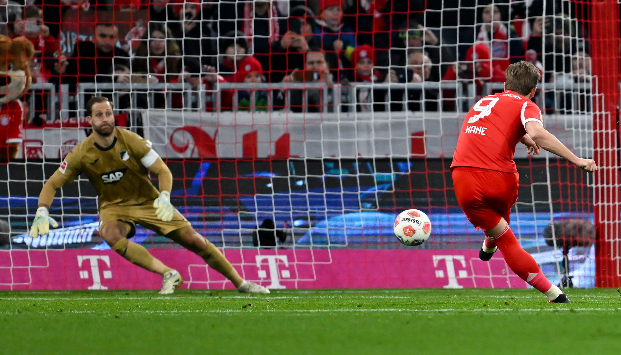 Rote Karte nach 18 Minuten: Bayern siegt 5:1 - Kane trifft zum 100. Mal vom Punkt