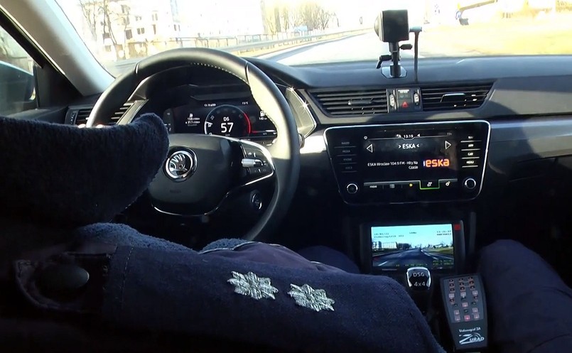 Skoda Superb: policja ma nowy nieoznakowany radiowóz z wideorejestratorem