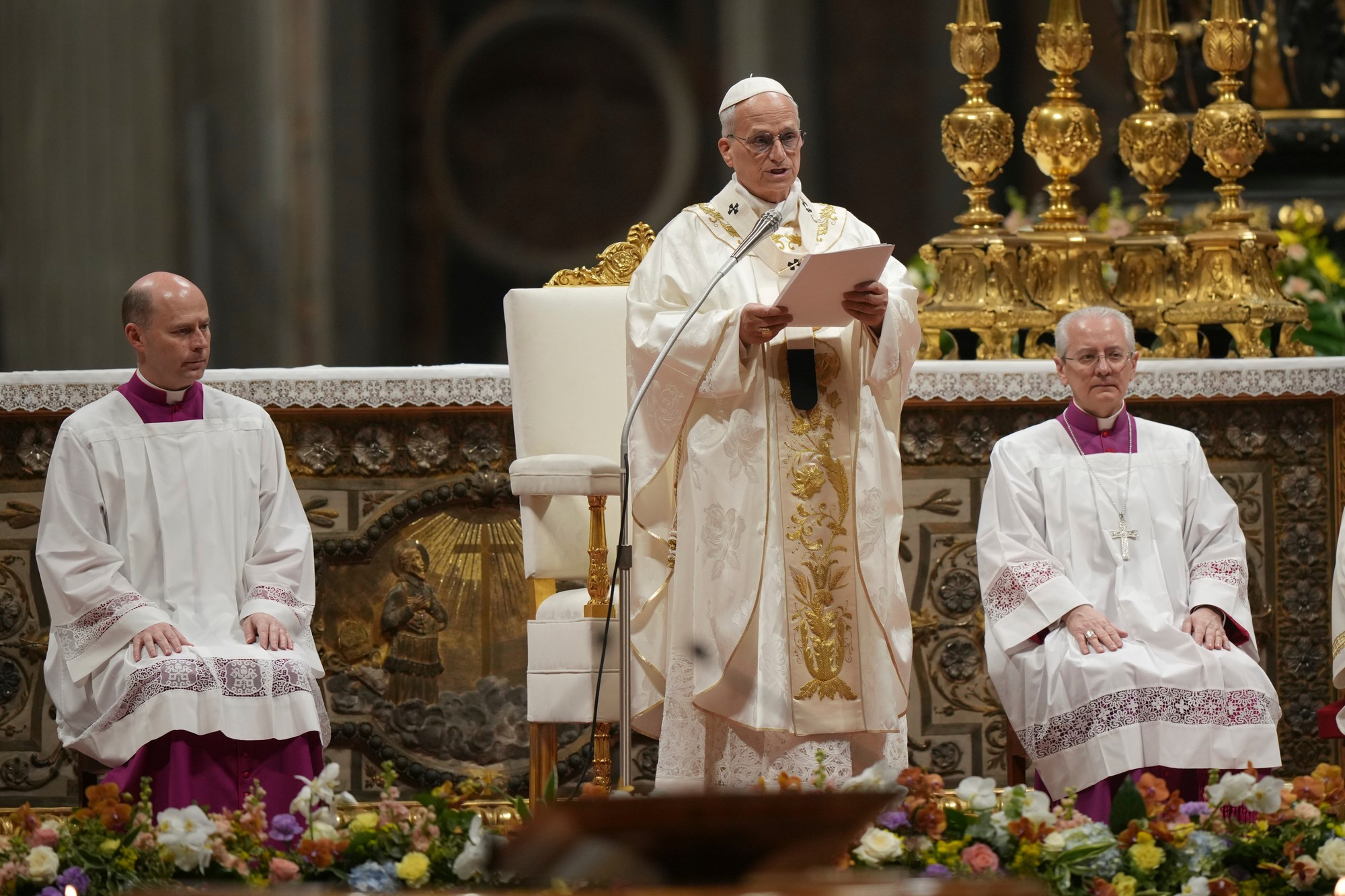 Pápež Lev XIV. v Bazilike sv. Petra vo Vatikáne počas veľkonočnej vigílie.