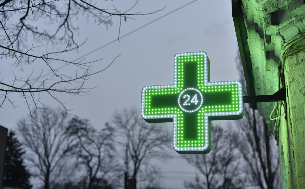 Sign,Of,Pharmacy,In,Night