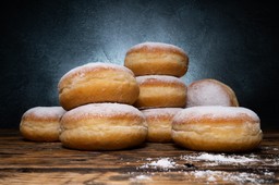 pączki jak z cukierni z prl. ten przepis uwodzi smakiem i prostotą, będą puszyste i pyszne