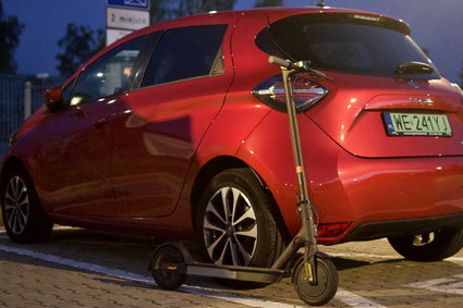 "Elektryk" w parze z e-hulajnogą. Testujemy Renault Zoe i Xiaomi Mi Electric Scooter 1S