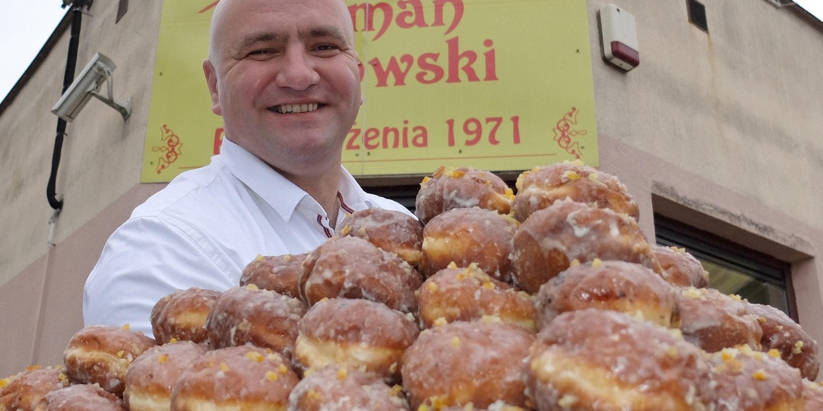 Stanisław Dmowski prezentuje pączki na Tłusty Czwartek