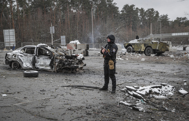Członek sił obrony Ukrainy w punkcie kontrolnym w Browarach niedaleko Kijowa
