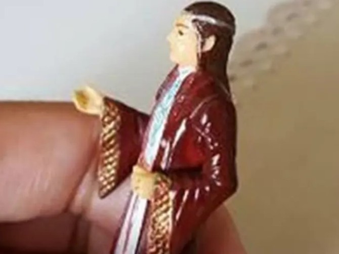 Molila se figurici iz Gospodara Prstenova misleći da je svetac