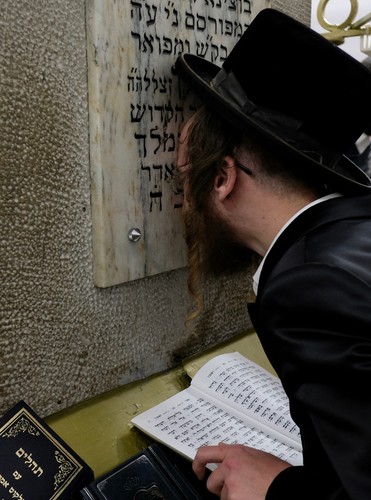 Żydzi przy grobie cadyka Elimelecha