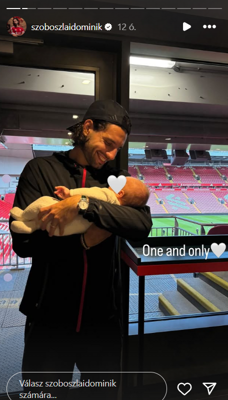 Szoboszlai Dominik a focipálya mellett ringatja a kislányát