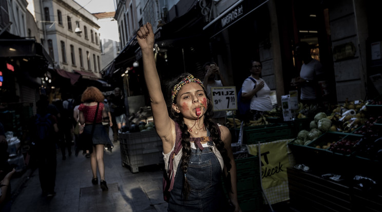 A török hatóságok vasárnap több helyen is razziát tartottak, hogy véget vessenek az Isztambul Pride-nak / Fotó: MTI/EPA/Seda Suna