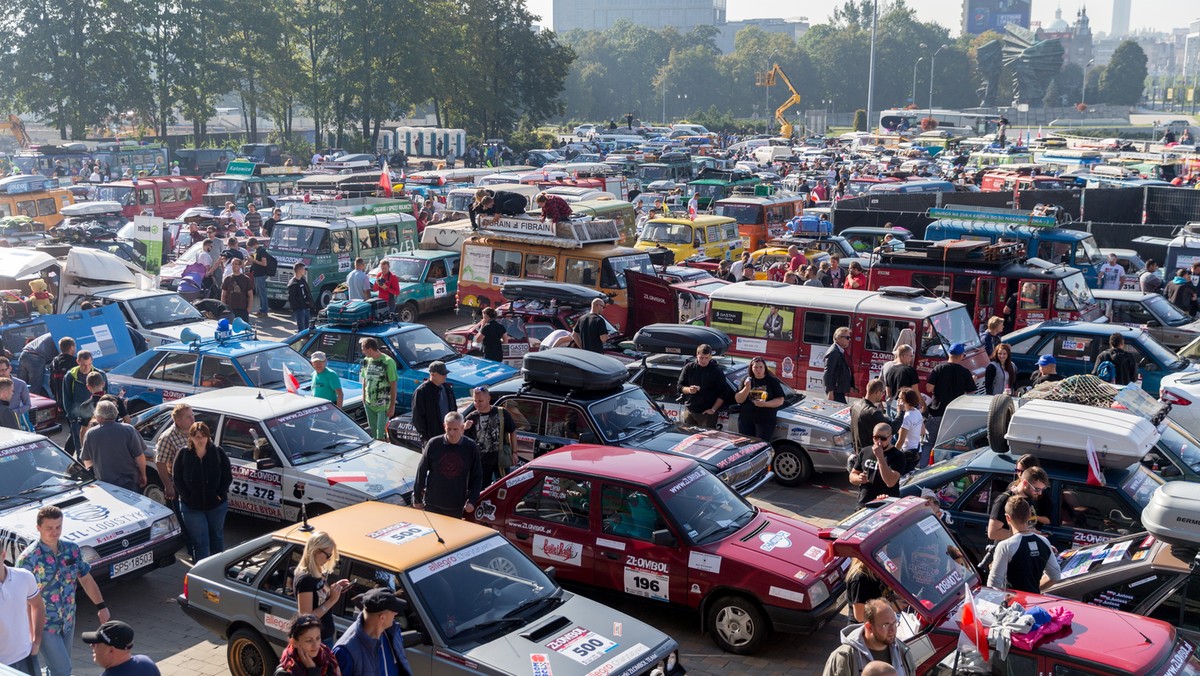 Duże fiaty, polonezy, maluchy, łady, żuki, skody, wartburgi - w sumie ok. 450 aut produkowanych w dawnym bloku wschodnim wyruszyło z Katowic do Tunezji, przez Palermo. To już 10. edycja rajdu Złombol, którego uczestnicy zbierają pieniądze dla domów dziecka.