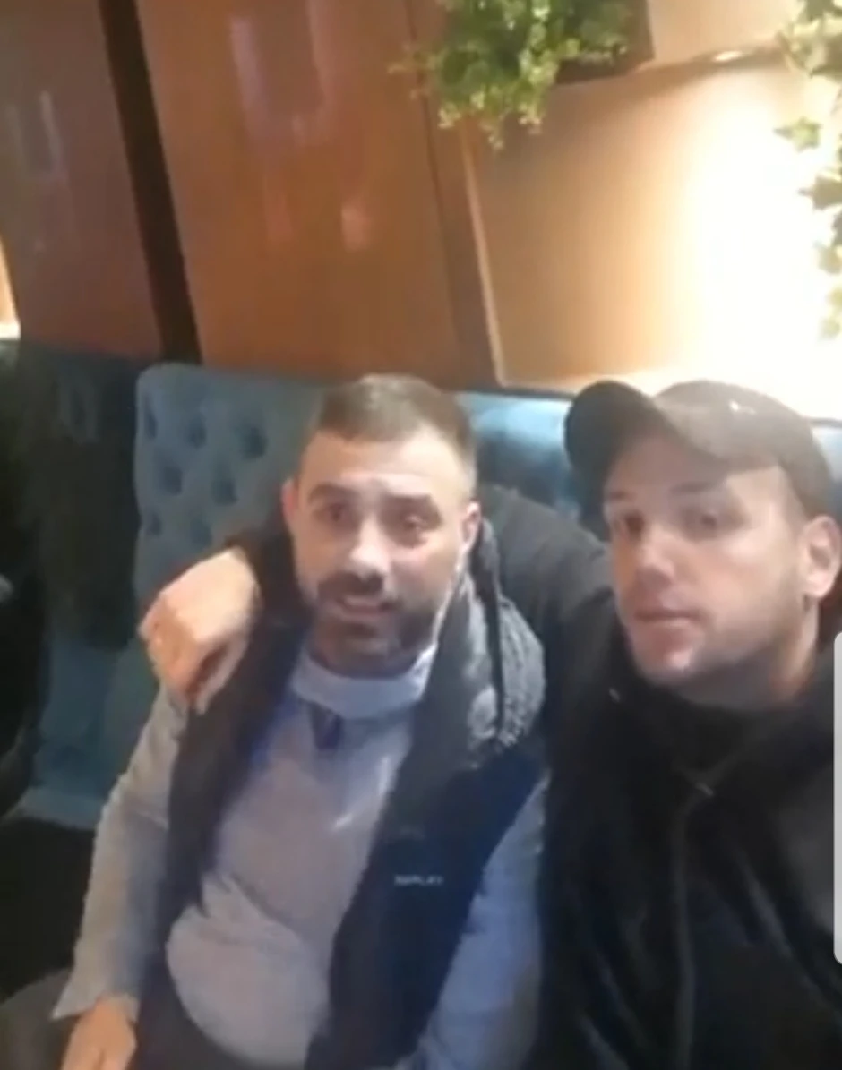 Rade Petrović na snimku govori da je grupa "Partizanovci" "izdala Partizan" dok muškarac iz Veljine ekipe sedi pored njega