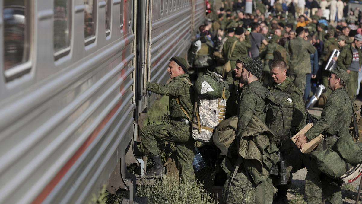 Rosyjscy rekruci w drodze na front w miejscowości Prudboy w regionie Wołgograd, wrzesień 2022 r.