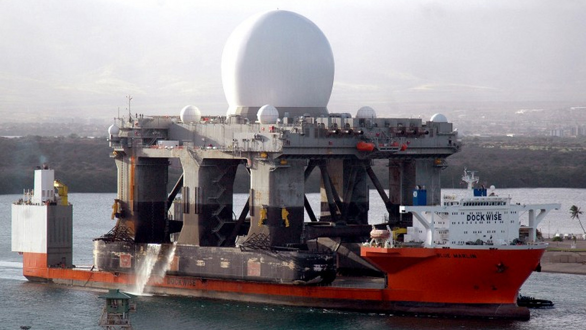 W stronę Półwyspu Koreańskiego z Hawajów zmierza amerykański radar morski na platformie okrętowej. Potężne urządzenie monitoruje kierunek pocisków balistycznych nawet z odległości 5000 kilometrów. Amerykanie zdecydowali się wysłać go bliżej obydwu Korei ze względu na groźby Phenianu.