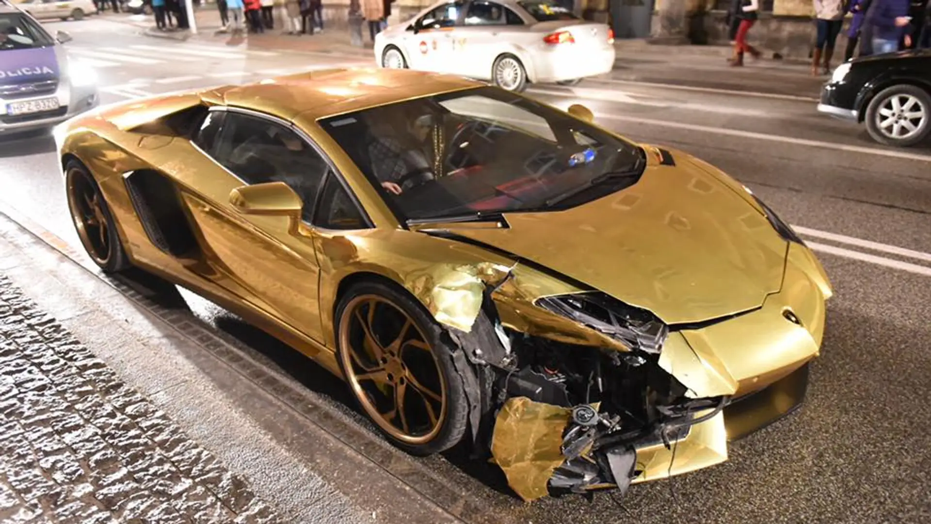 Najgorszy z możliwych początek roku. Warte 2 miliony Lamborghini Aventador rozbite w Warszawie