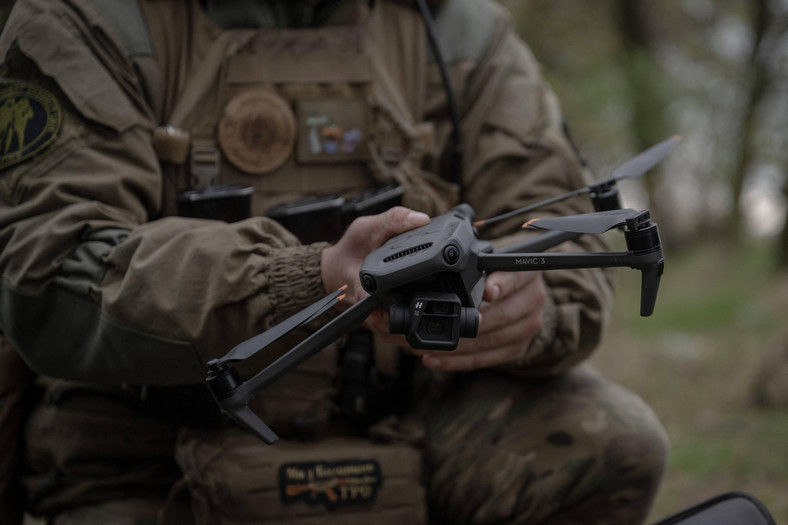 108. Brygada Obrony Terytorialnej Ukrainy podczas szkolenia z korzystania z dronów, 4 listopada 2023 r.