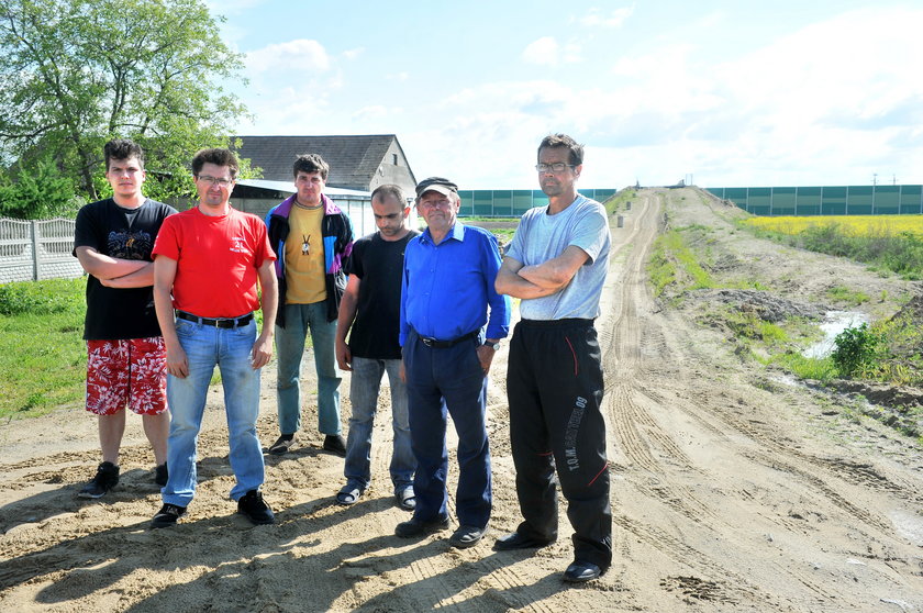 ludzie stoją na drodze