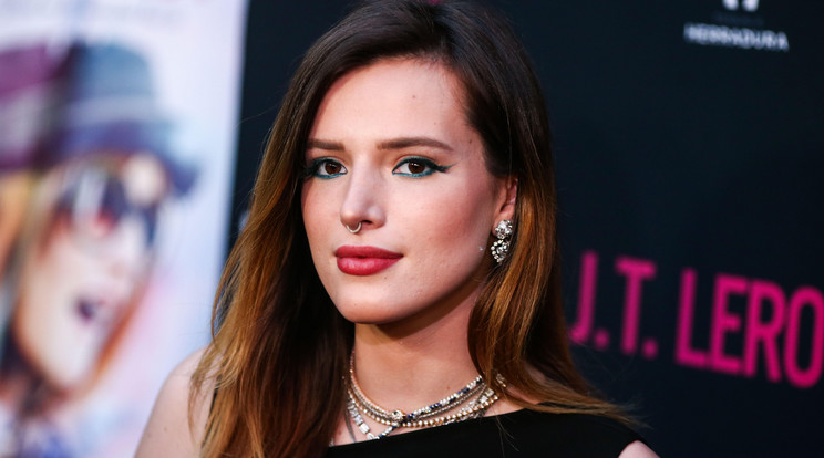 Félmeztelenül ölelgette új barátnőjét Bella Thorne /Fotó: Northfoto